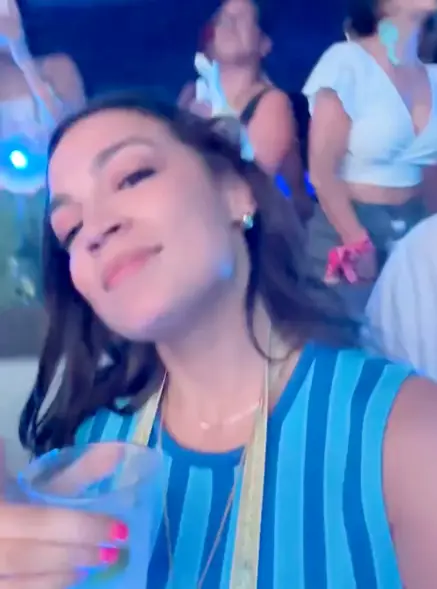 AOC, 푸에르토리코서 5만달러 지출 논란…“고급 호텔·식사·공연장 대여비 포함”