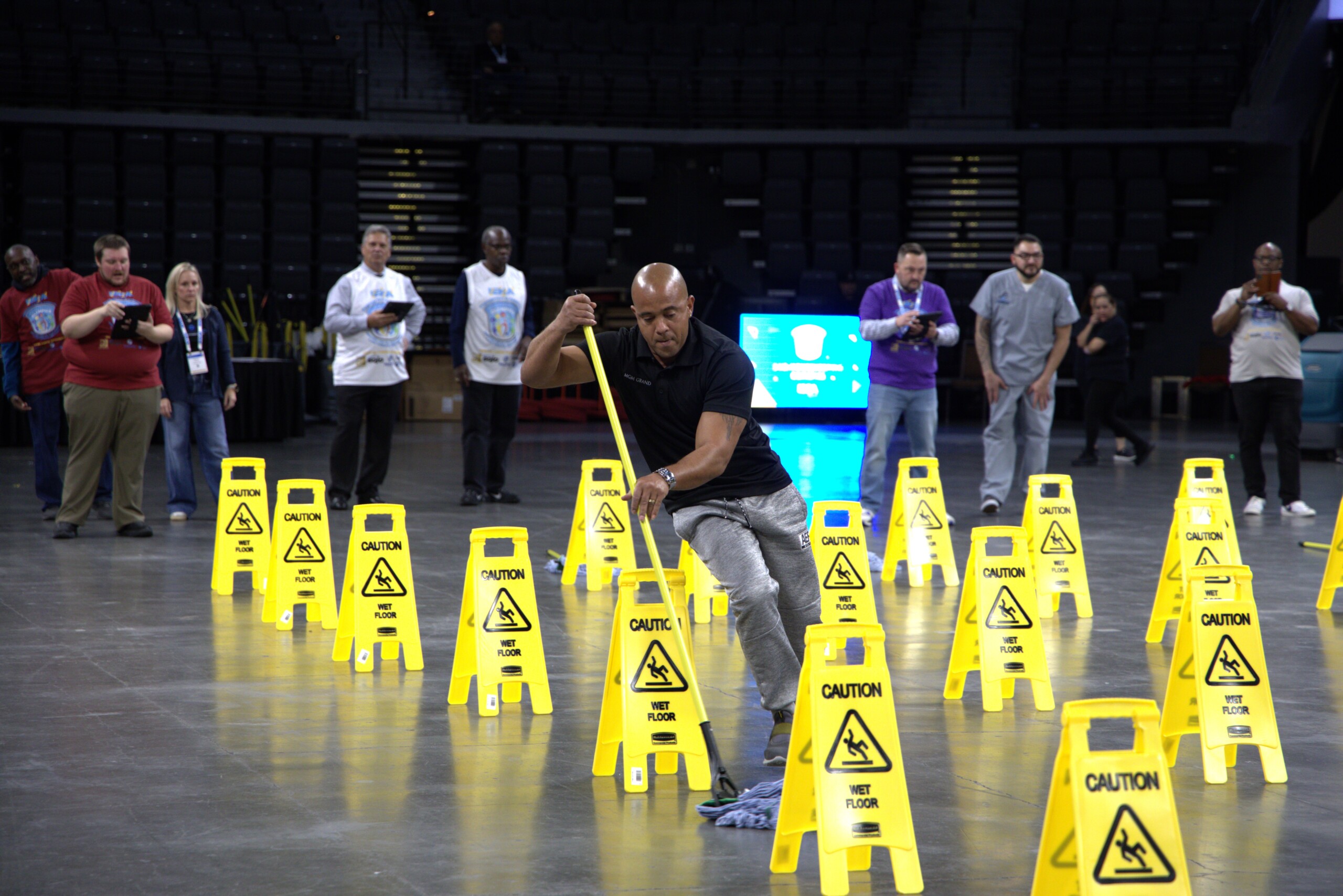 라스베이거스 ‘하우스키핑 올림픽’ 논란…이색적 VS 노동 희화 SNS서 갑론을박