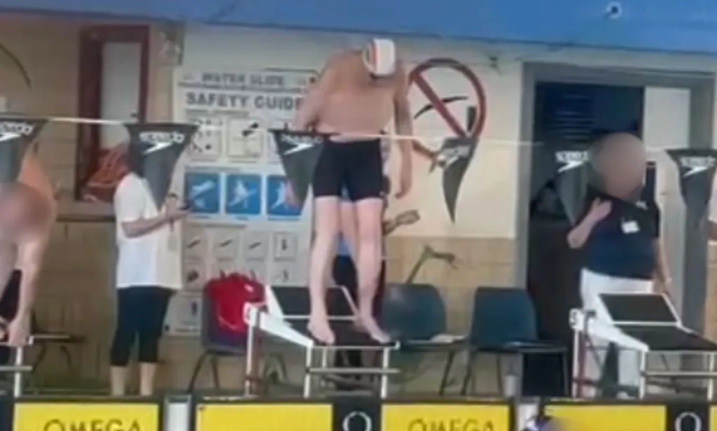 트랜스 여성 수영선수, ‘남성 부문 출전 강제’ 항의하며 상의 탈의 시위