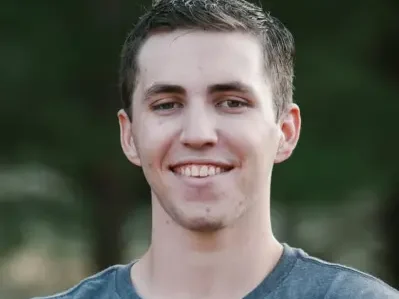 찰리 커크 암살 용의자 타일러 로빈슨, 첫 대면 법정 출두…웃음·미소 보이기도