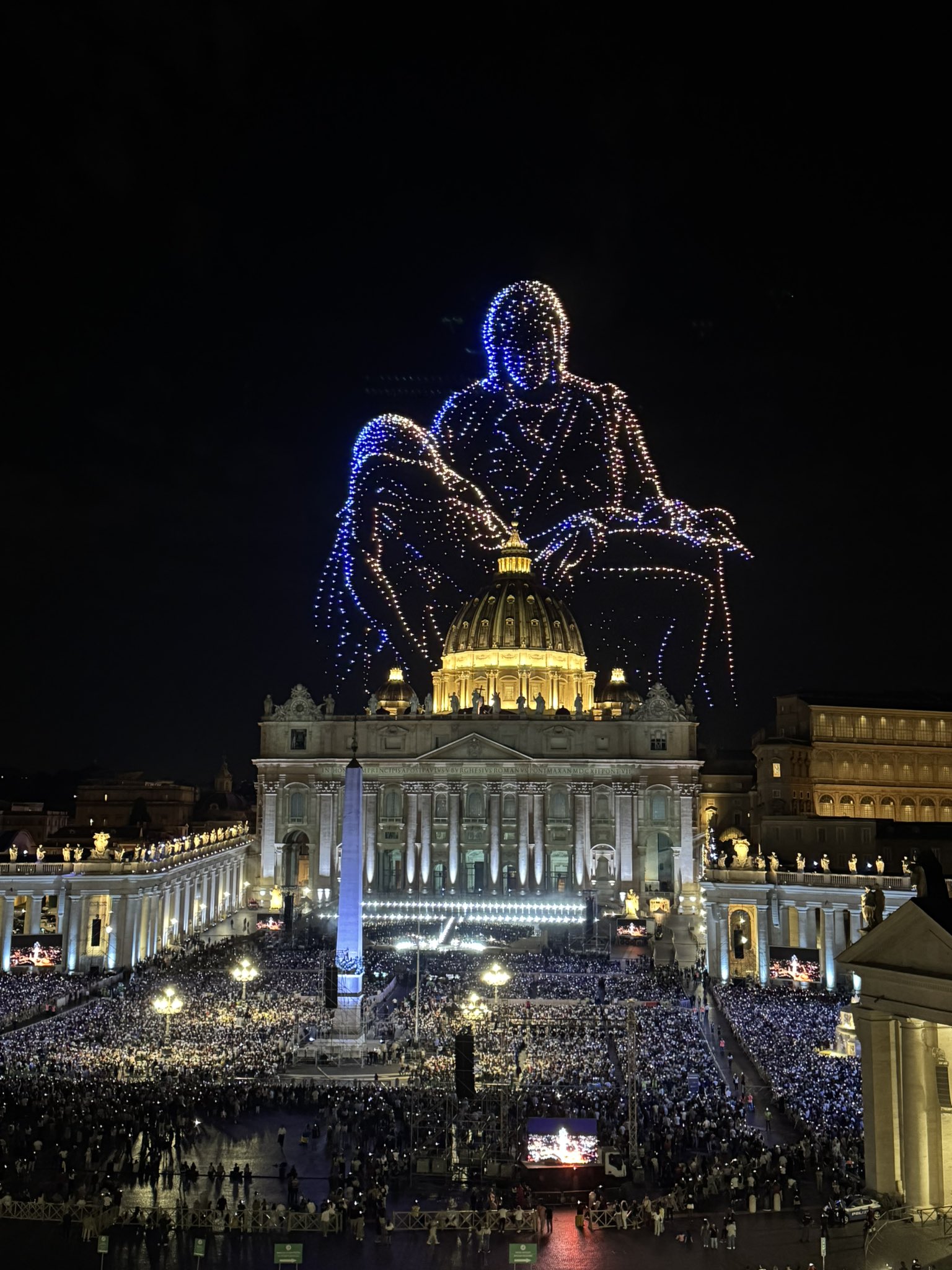 바티칸 밤하늘 수놓은 3000대 드론··· ‘아담의 창조’ 성모 마리아 연출