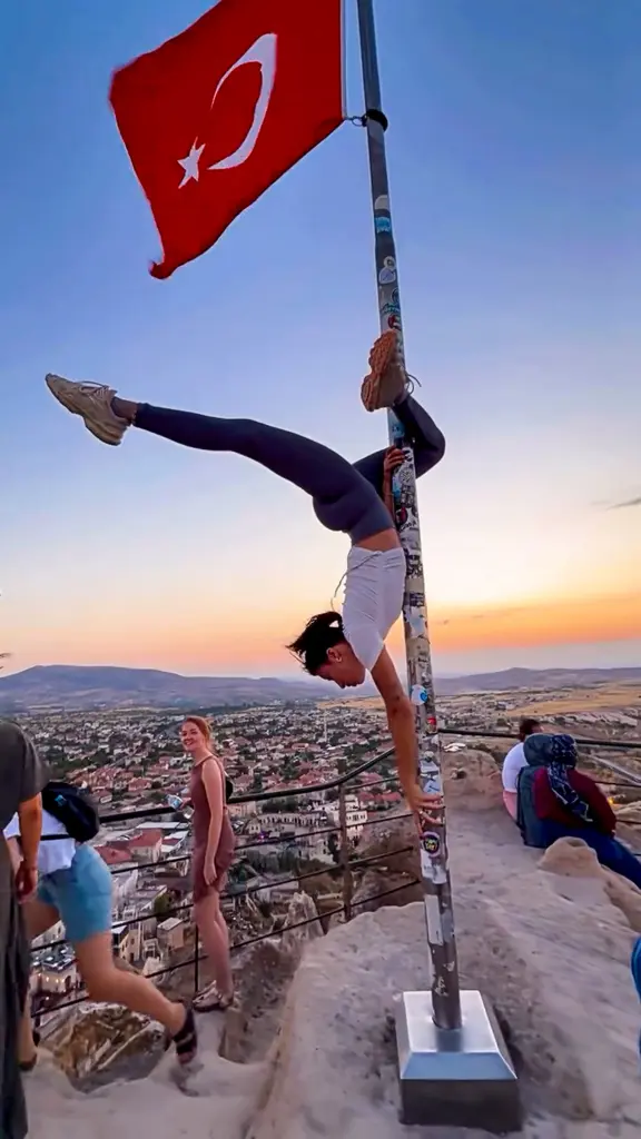 “튀르키예 국기 깃대에 매달려 폴댄스”…외국인 女, 최대 징역 5년형