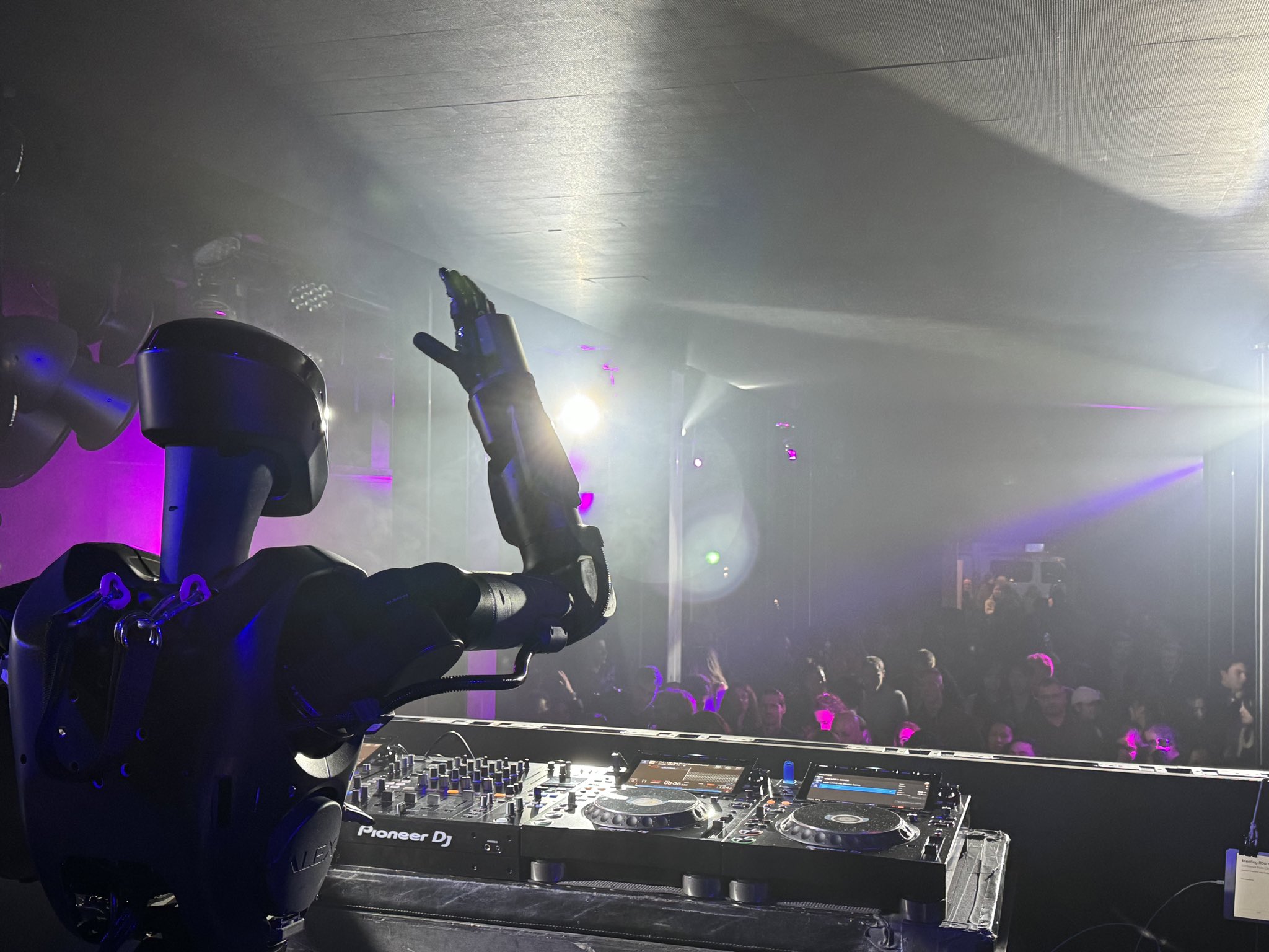 AI 기반 휴머노이드 로봇, 클럽 DJ로 인기!