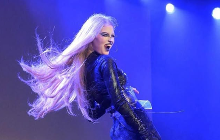 일론 머스크 딸(?), LA서 드랙쇼 데뷔…반이민 정책 항의