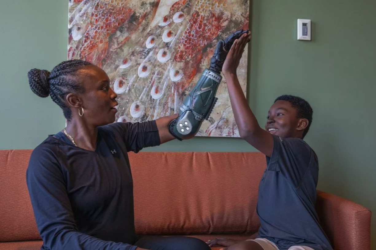 이라크 전투에서 부상당한 미군 참전용사, ‘콜 오브 듀티’에서 영감을 받은 로봇 팔 장착