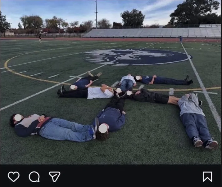 美고등학생 ‘인간 하켄크로이츠’ 사진 공개 파문…유대인사회·학교 ‘충격’