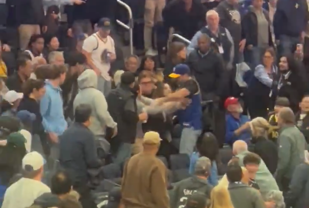 NBA 워리어스-벅스 경기 중 관중석 난투극…보안요원 제지