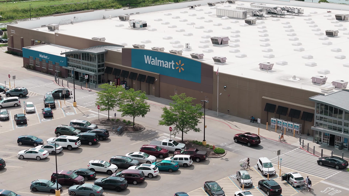 월마트, 매출 선방 속 관세 부담에 주가 폭락