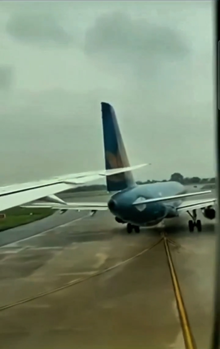 베트남항공 보잉·에어버스 활주로 충돌… 조종사 4명 정직